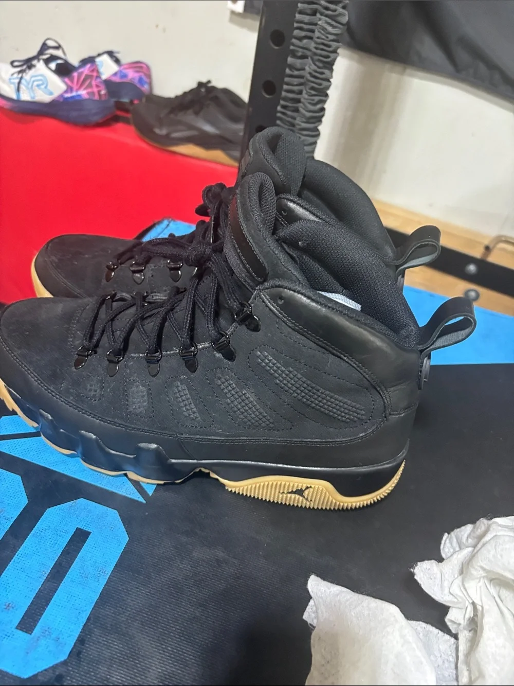 Jordan Mens Black and Gum Mid-Top Boots
